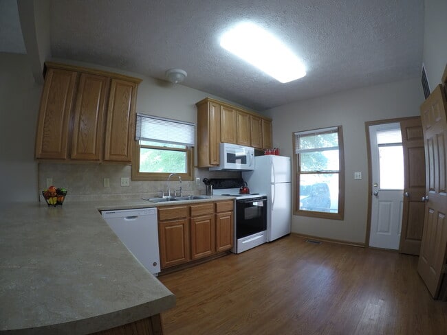 Building Photo - 302 N Chauncey Ave