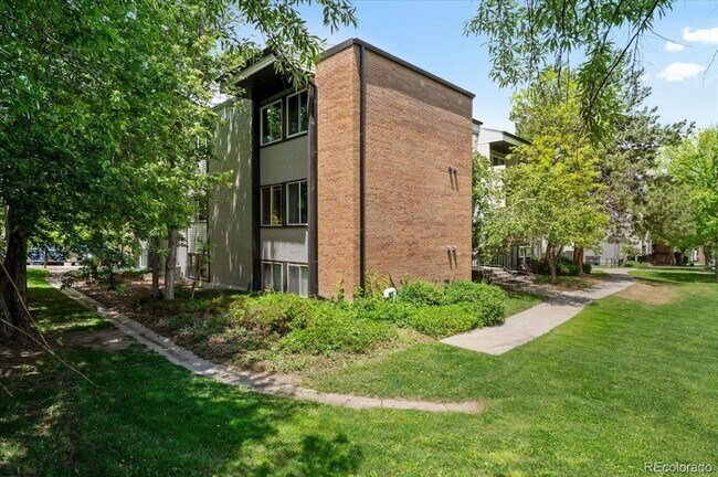 Building Photo - 1400 Golden Cir