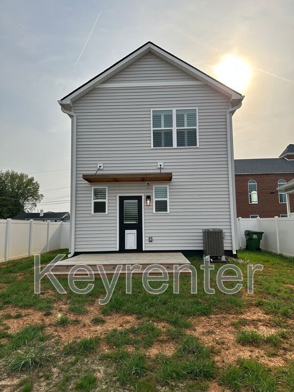 Building Photo - 210 7th St