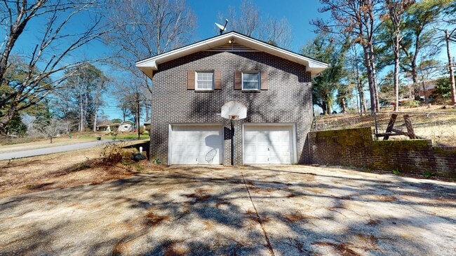 Building Photo - Roomy 3/2, quiet neighborhood/Lawncare inc...