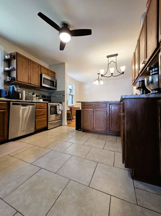 Building Photo - Traditional brick ranch in highly desirable West End of Henrico County
