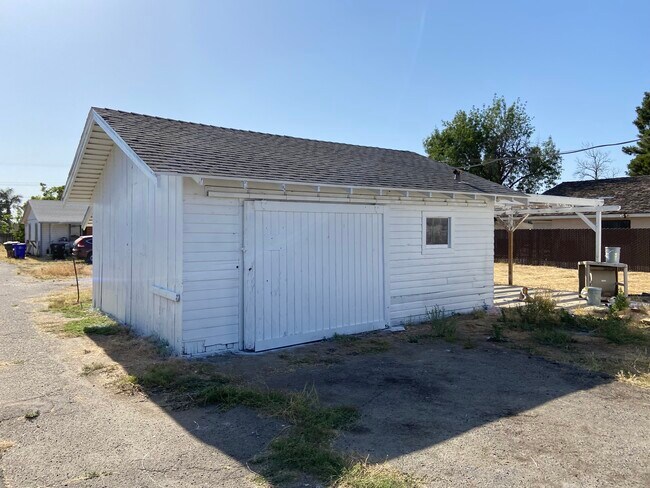 Building Photo - 131 N Villa St