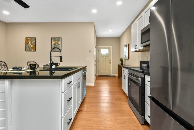 Primary Photo - 1220 E Pacific St