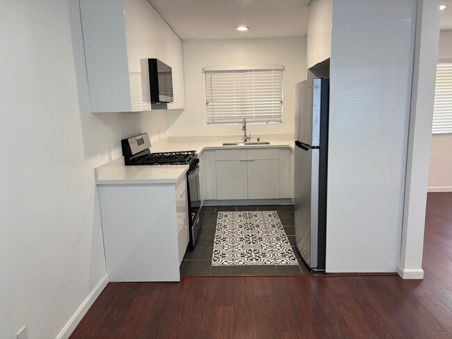 Building Photo - 1333 Centinela Ave