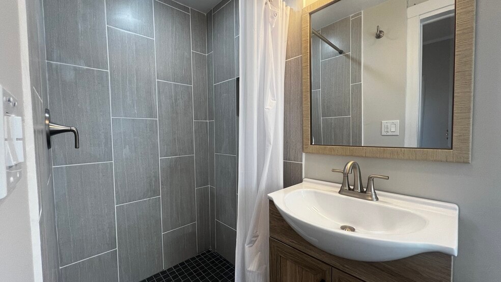 BATHROOM #1 - 89 Grant St
