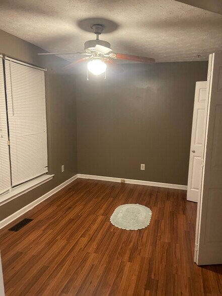 Building Photo - 1109 Waggoner Ct W