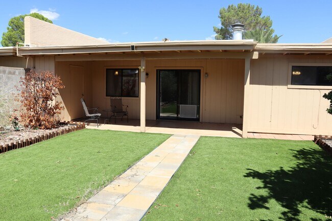 Building Photo - Nice Townhome