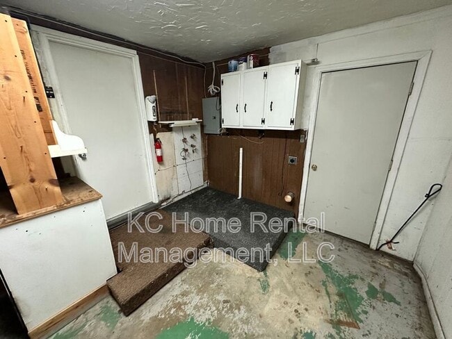 Building Photo - 619 W 85th St