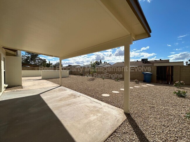 Building Photo - 3416 S Westfall Ave