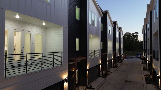 Building Photo - 810 Elkhart St