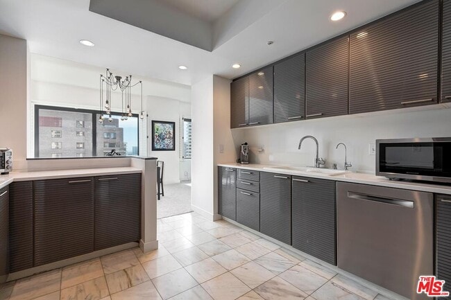 Building Photo - 10520 Wilshire Blvd