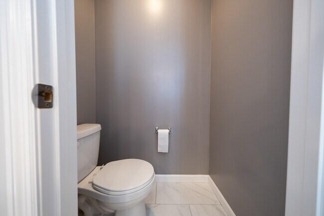 Building Photo - 756 Stonegate Rd