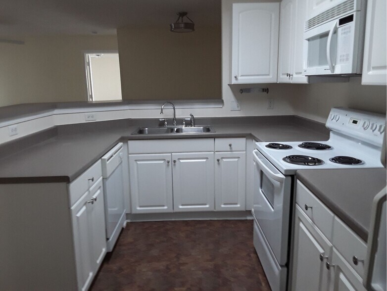 Well-equipped kitchen - 100 Kensington Blvd