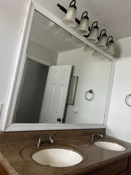 Building Photo - 1901 SW 14th Ave