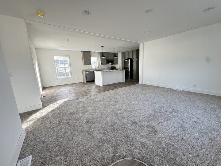 Building Photo - 7 Rainier St N