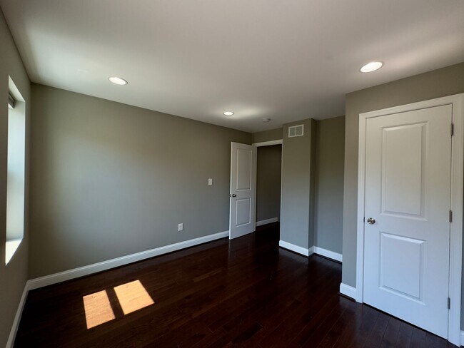 Building Photo - 615 W 33rd St