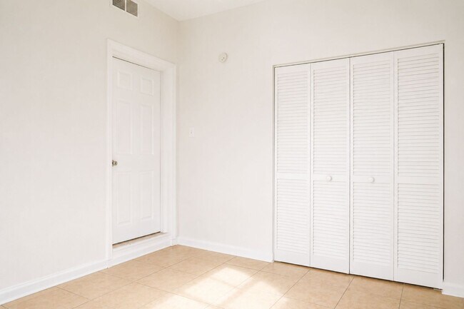 Building Photo - 3 Bedroom, 1 Bathroom Home for Rent in Apollo Beach!
