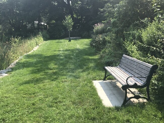 Building Photo - 25 1/2 King St