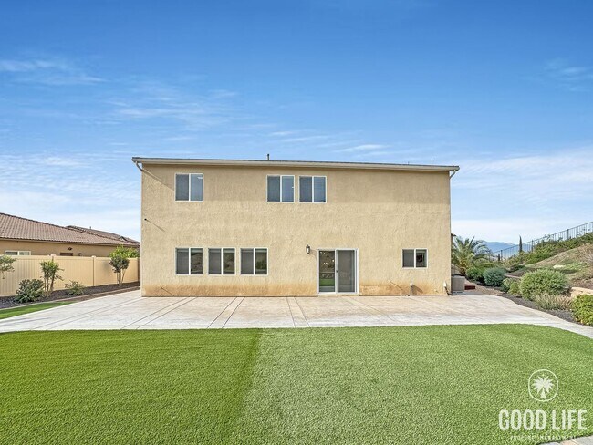 Building Photo - Beautiful 5Bd/3.5Ba Home in Cul-de-Sac in Riverside w/new Turf Back Yard and New Carpet!