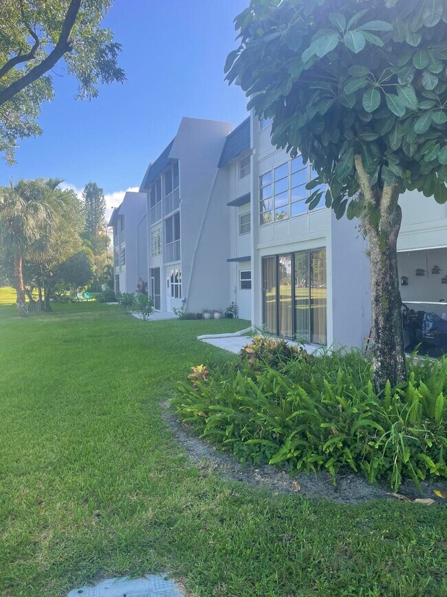 Building Photo - 7827 Golf Cir Dr