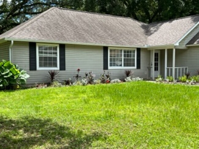 Building Photo - 3 bed 2 bath house, 1-car garage and fenced-in yard! Available May 15