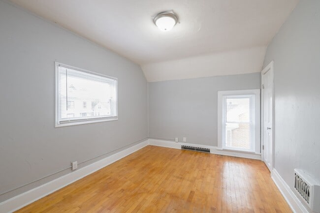 Building Photo - 162 7th St