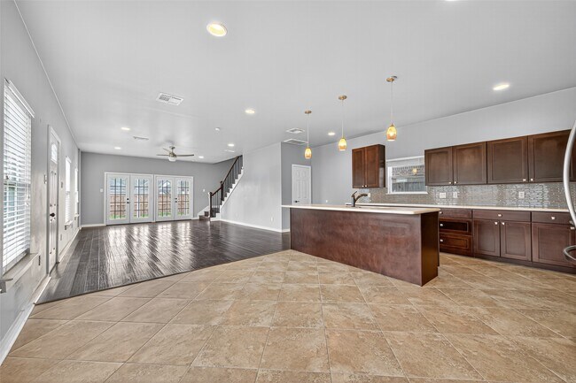 Building Photo - 146 Disney St