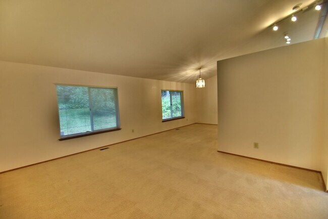 Building Photo - 3bd/2ba Woodinville Home