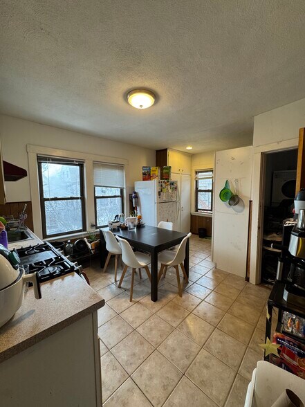 Building Photo - 36 Mason St