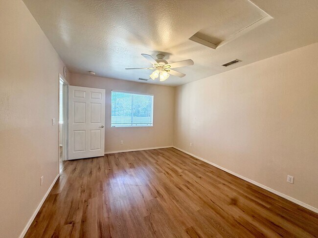 Building Photo - 821 Village Cir