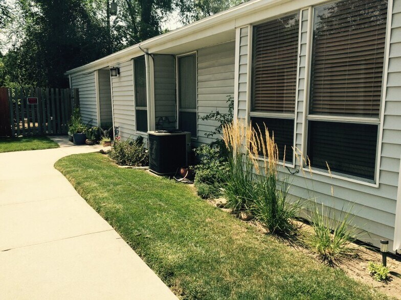 Building Photo - 932 E Hillview Dr