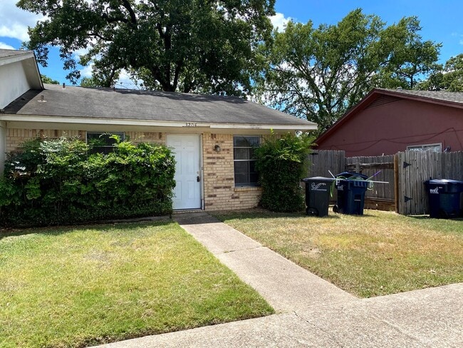 Building Photo - 2/1 Duplex Available 7/29/2026!