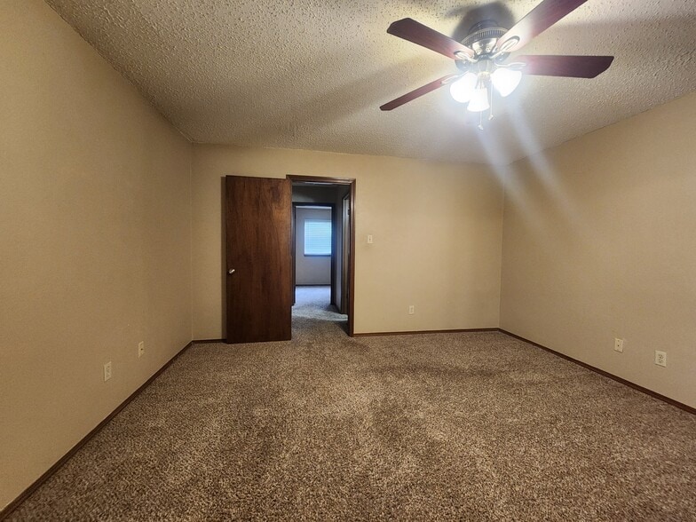 Building Photo - 7938 NW Crossland Cir