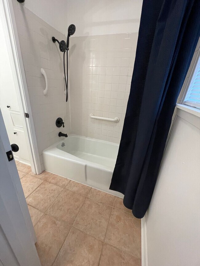 Building Photo - Beautiful 3 Bedroom Home in Southern Hills