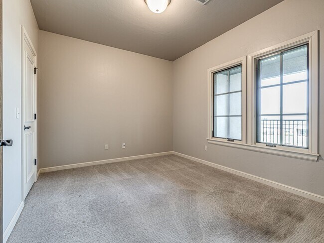 Building Photo - Luxury Townhome in Edmond + Near Rose Cree...
