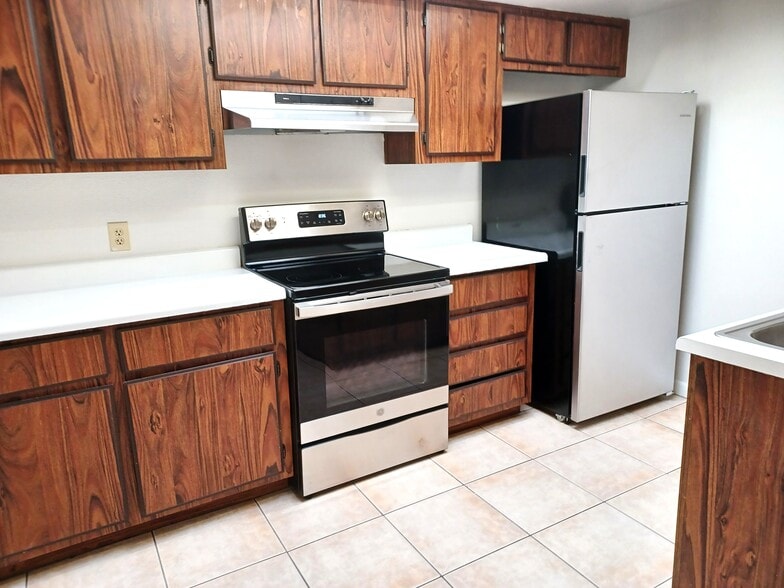 Building Photo - 558 S Allred Dr