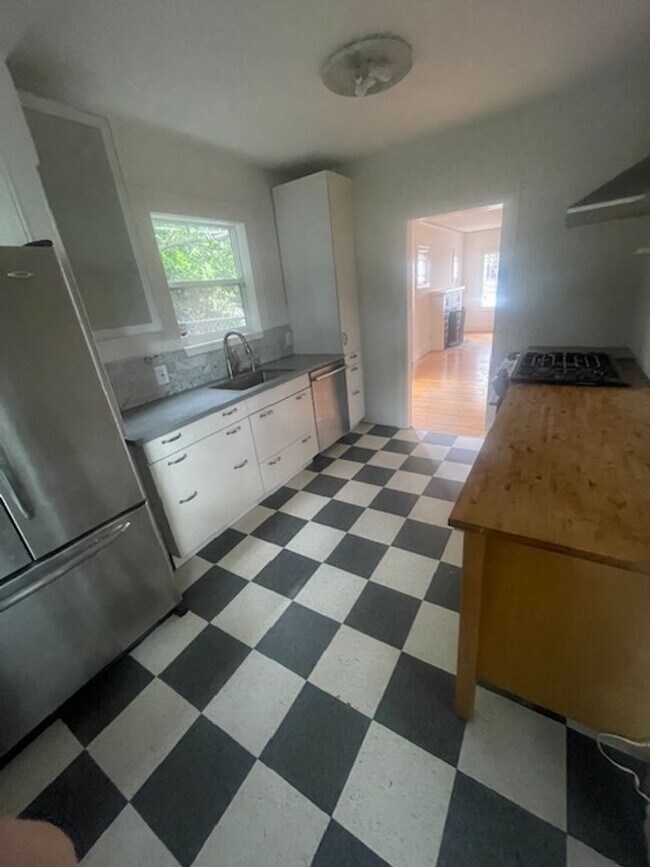 Building Photo - Great House in Oakland! 2 Beds, 1 Bath