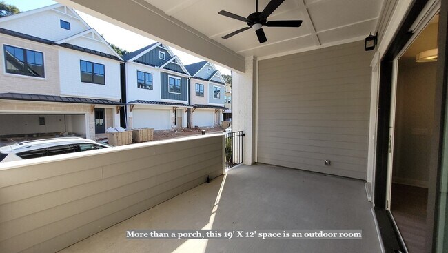 Building Photo - End-unit townhome with plenty of extra windows! Gated Community.