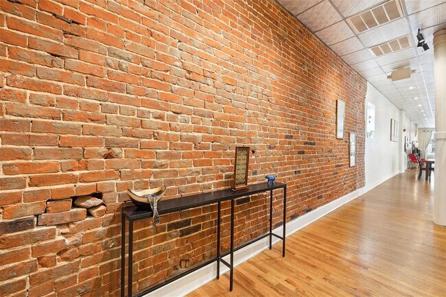 Building Photo - 115 E Russell St