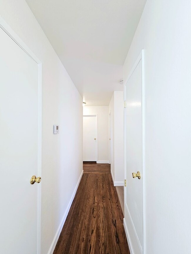 Building Photo - Remodeled 3-bed/2-bath Single Family Home ...