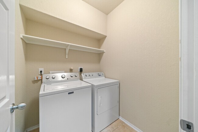 Building Photo - Spacious 4-Bed Home with Island Kitchen, Private Patio & Fenced Yard in Schertz