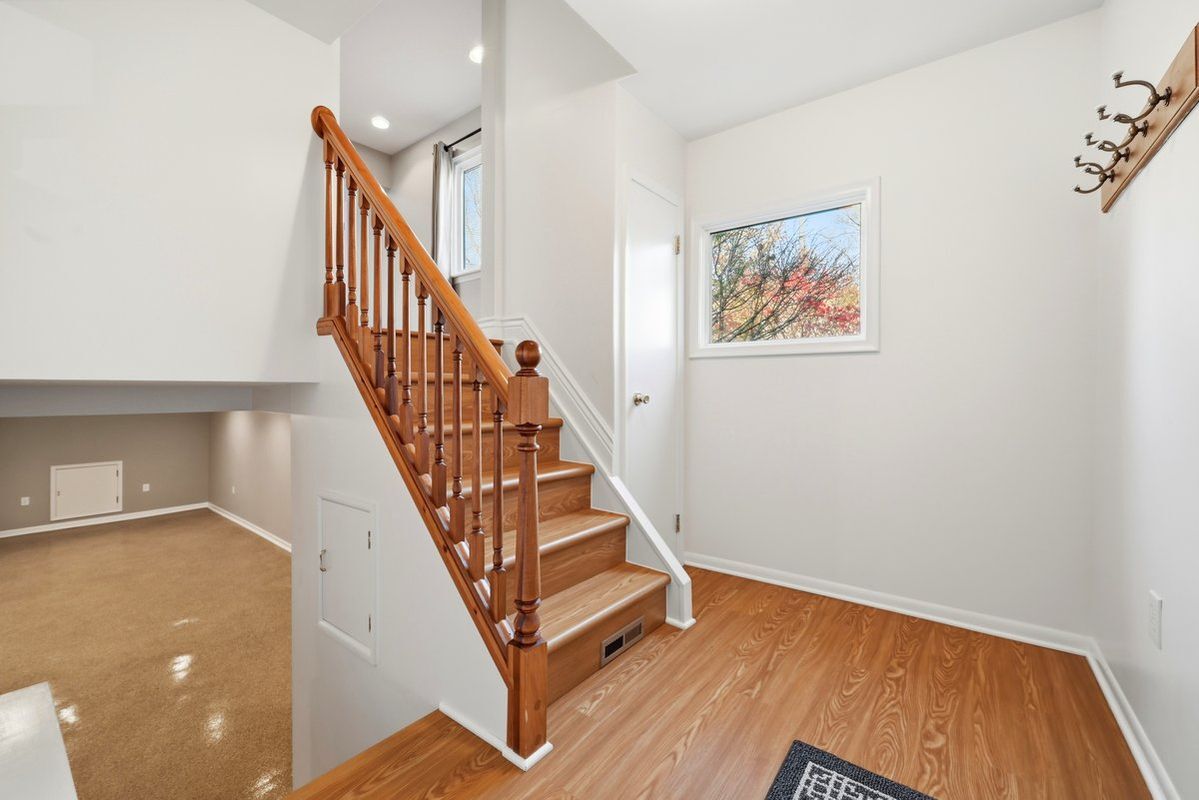 Building Photo - 5595 Birdview Heights