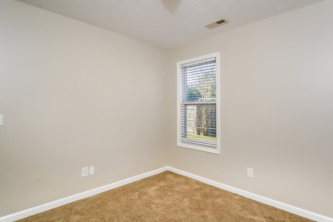 Building Photo - 3 Bedroom Huntsville Home