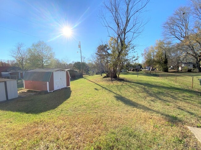 Building Photo - ~~ Cute 3-bedroom Brick Ranch located in B...