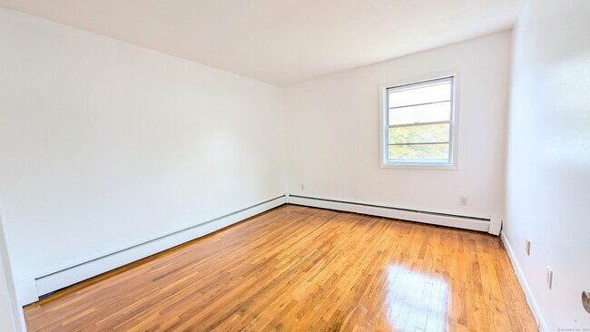 Building Photo - 14 Fairview Dr