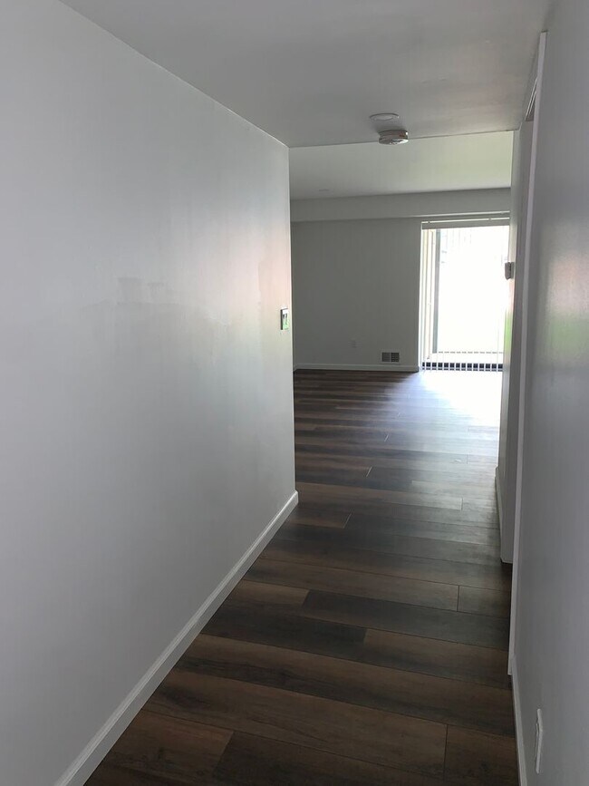 Building Photo - BEAUTIFUL 2 BED CONDO IN HEART OF LIVONIA
