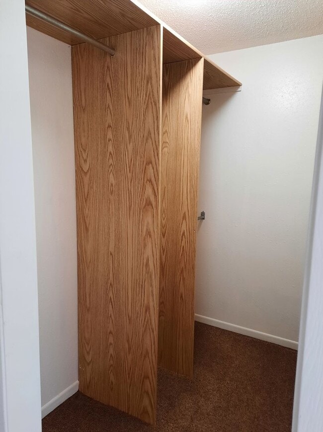 Building Photo - 3 BEDROOM | 2 BATH | HOUSE | SINGLE GARAGE...