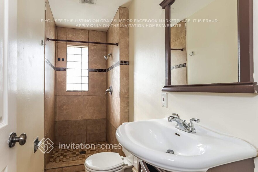 Building Photo - 3725 E Sheridan St