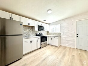 Building Photo - 1/2 Month's Free Move In Promotion! Modern...