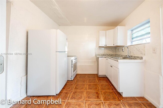 Building Photo - 918 NW 13th Ct